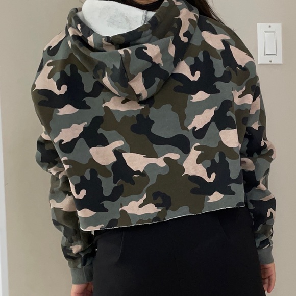 Camouflage Cropped Hoodie Sweatshirt - Picture 3 of 7